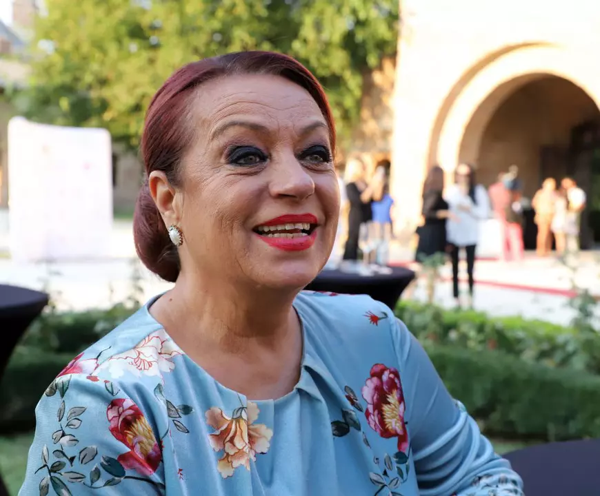 Legătura dintre actrița Adriana Trandafir și fostul premier Viorica Dăncilă. “Eu sunt un ciob dintr-o oglindă a femeii din România”