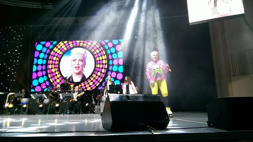 Silvia Dumitrescu și-a sărutat soțul cu patos, pe scenă! Artista a aniversat 35 de ani de carieră și 25 de căsnicie, într-un spectacol grandios