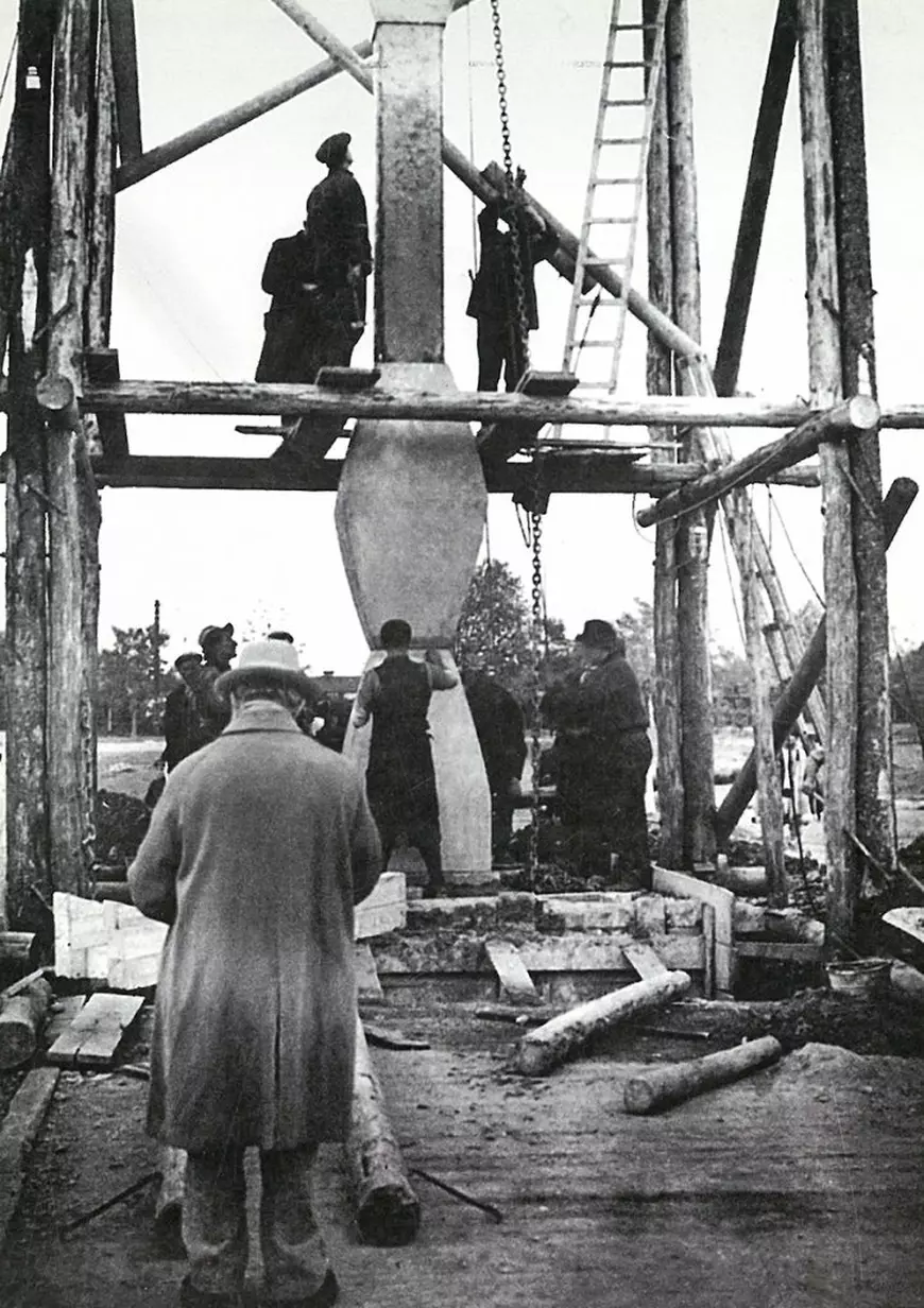 “Păzitorii” Coloanei lui Brâncuși. Cum se luptă fiica inginerului care a ridicat monumentul să spună povestea anilor în care tatăl ei a lucrat cu genialul Constantin Brâncuși