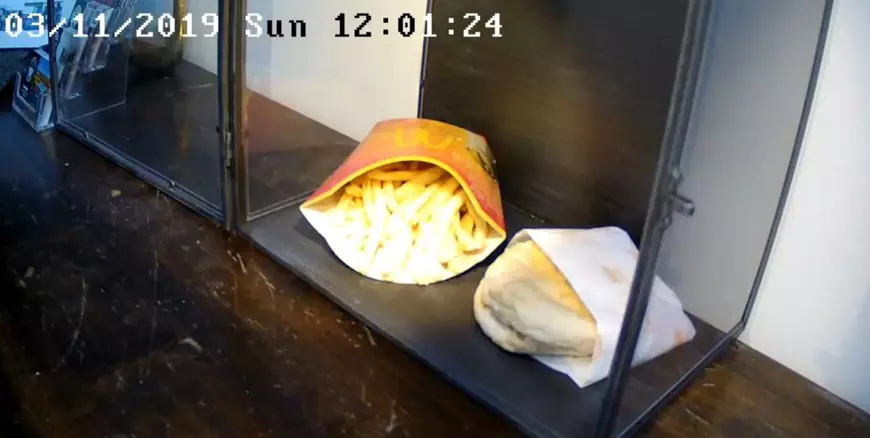Cum arată un hamburger vechi de 10 ani. Un islandez a pus produse de la McDonald's într-o vitrină și transmite live imagini cu acestea