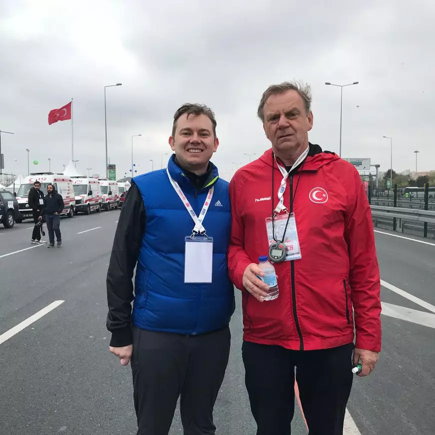 Despre Crăciun, poligamie și bunătatea africană la 8.000 de kilometri de țară cu Carol Șanta, primul antrenor român de atletism „naturalizat” în Kenya