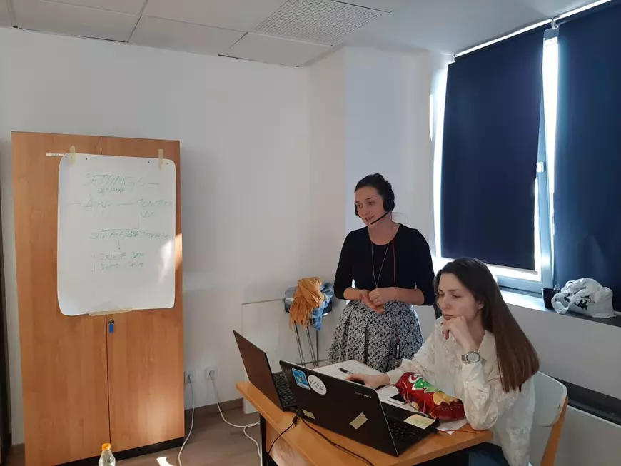 Două zile până când ne alegem președintele. Cum trăiesc o zi de alegeri sutele de voluntari anonimi care observă corectitudinea votului