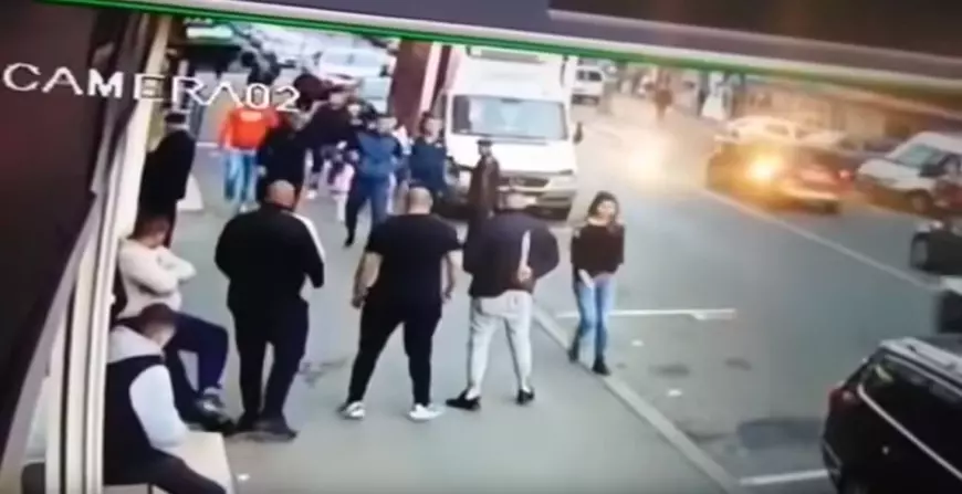 VIDEO | Bătaie cu macete și spray lacrimogen între interlopi la Cluj. Confruntarea a avut loc pe stradă, în plină zi