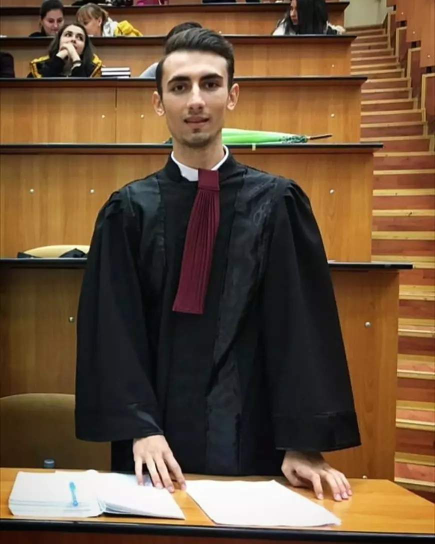 Un tânăr a obținut în instanță recalcularea mediei din liceu. S-a reprezentat singur, a adunat un metru de dovezi și și-a făcut dreptate: „Elevi, cereți-vă drepturile!”