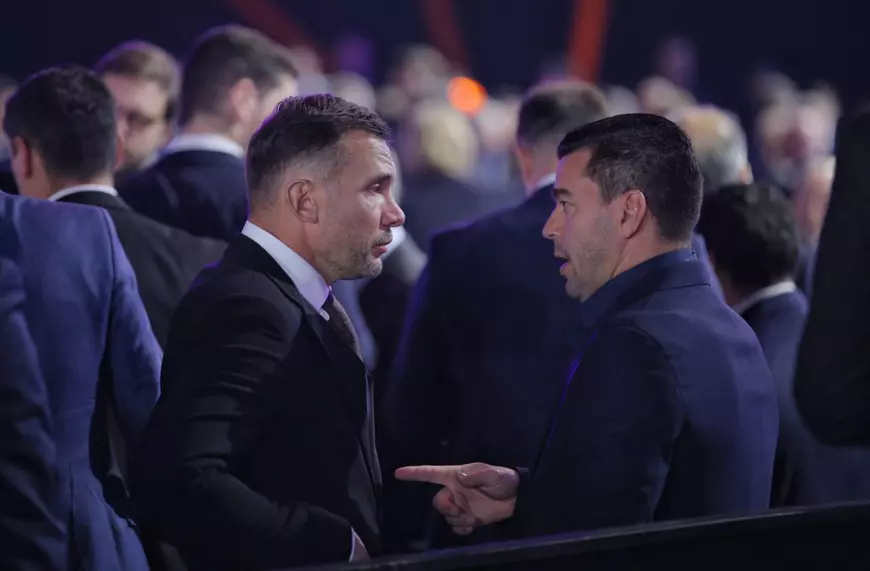 Corina Caragea a strălucit la tragerea la sorți a Euro 2020. Antrenorii au pozat pe grupe cu trofeul! Cele mai spectaculoase imagini / FOTO