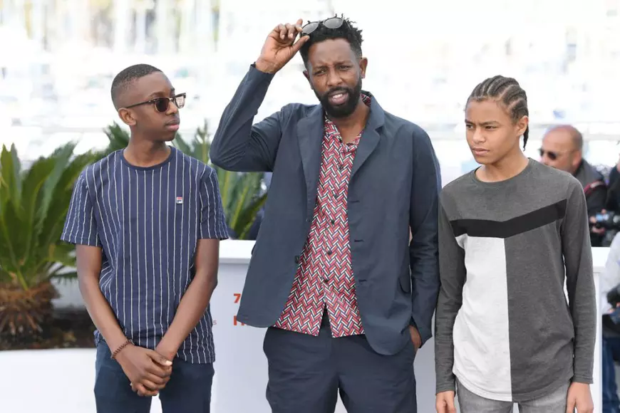 Regizorul, alături de fiul sau (stanga) și de Issa Perica, puștiul care, în film, fură leul