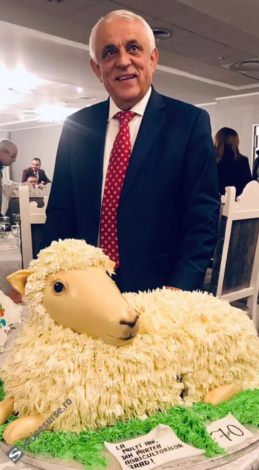 Daea, tort cu oaia! Ministrul agriculturii a împlinit 70 de ani și a primit un tort cu animalul favorit