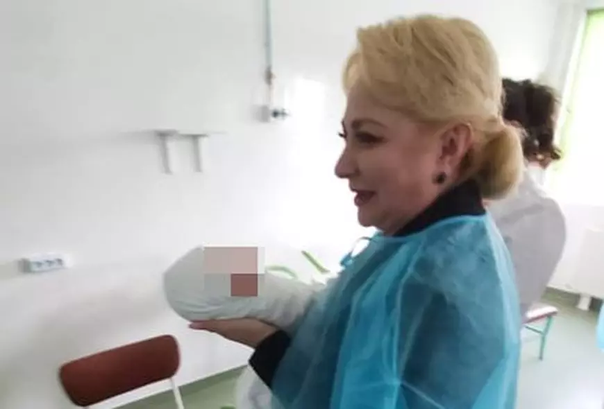 Viorica Dăncilă și Sorina Pintea, criticate pe rețelele de socializare după ce s-au pozat ținând nou-născuți în brațe