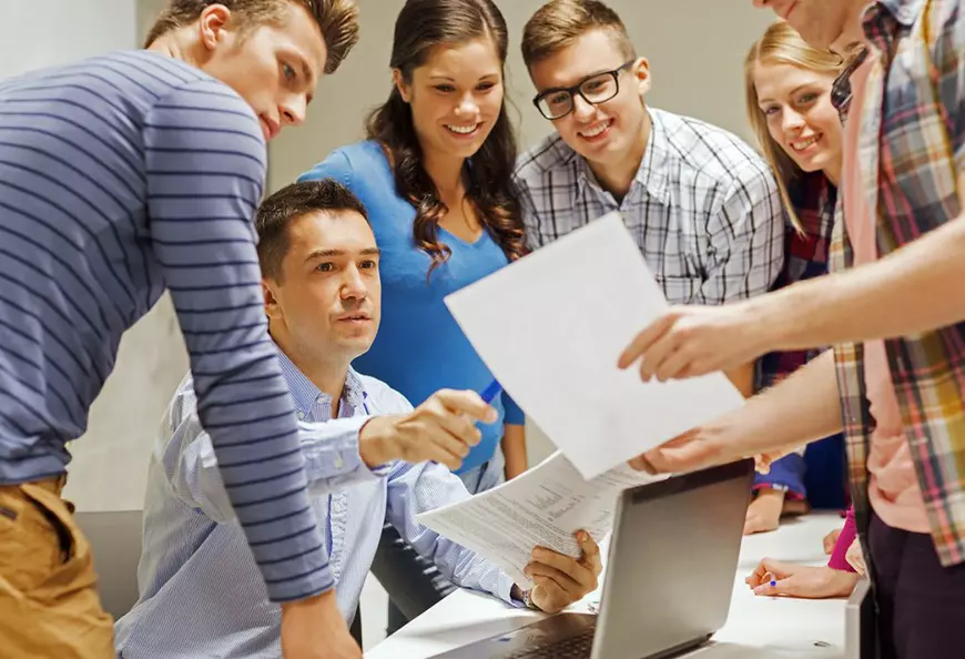 De ce vrea un senator PMP să interzică discuţiile despre gen din şcoli. „Aţi fi de acord să li se spună copiilor că Pământul e plat?”