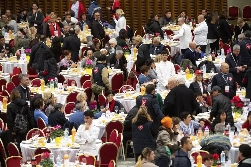 Papa Francisc a oferit masa de prânz pentru 1.500 de săraci. ”Vă mulțumesc că sunteți aici”