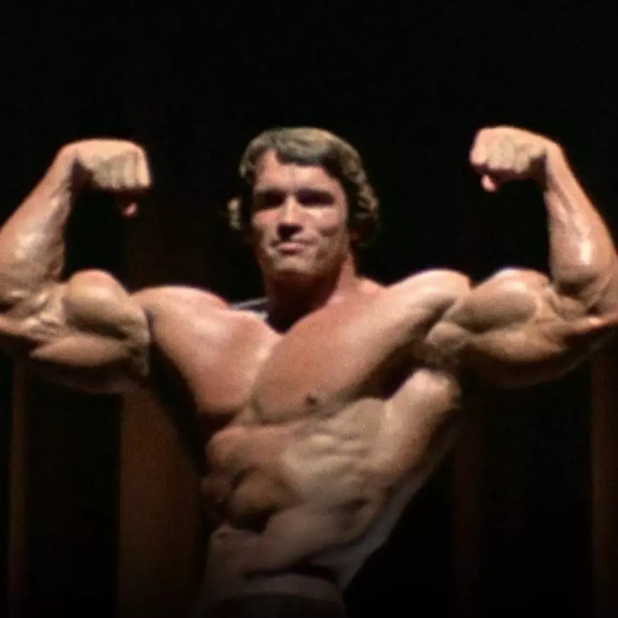 Fiul pe care Arnold Schwarzenegger l-a făcut cu menajera îi calcă pe urme. Plin de mușchi ca tatăl său!