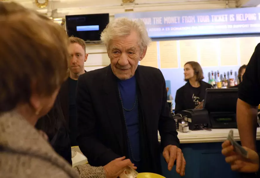 Sir Ian McKellen se plimbă cu găleata printre spectatori, în holul teatrului, după fiecare reprezentație, și îi îndeamnă pe toți cei prezenți să susțină o cauză nobilă