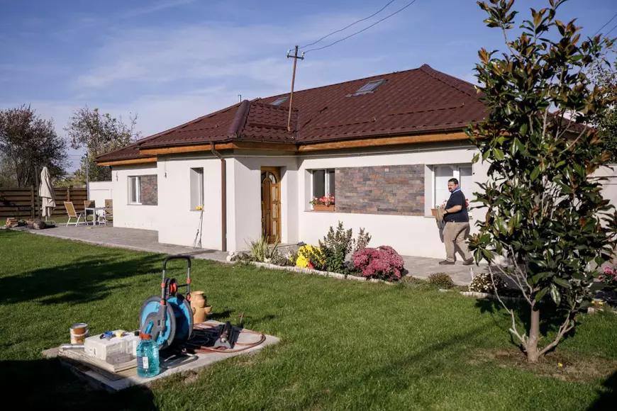 Un medic și-a părăsit casa din cartierul Străulești de frica unor vecini agresivi, pe care i-a reclamat că au construit ilegal o vilă. Bărbatul acuză: „Primarul și Poliția protejează interlopii”