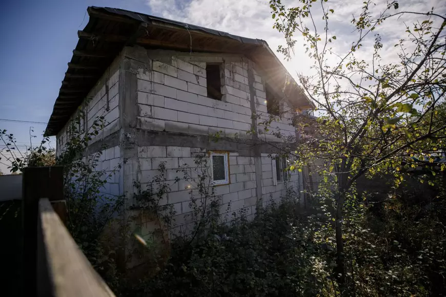Un medic și-a părăsit casa din cartierul Străulești de frica unor vecini agresivi, pe care i-a reclamat că au construit ilegal o vilă. Bărbatul acuză: „Primarul și Poliția protejează interlopii”