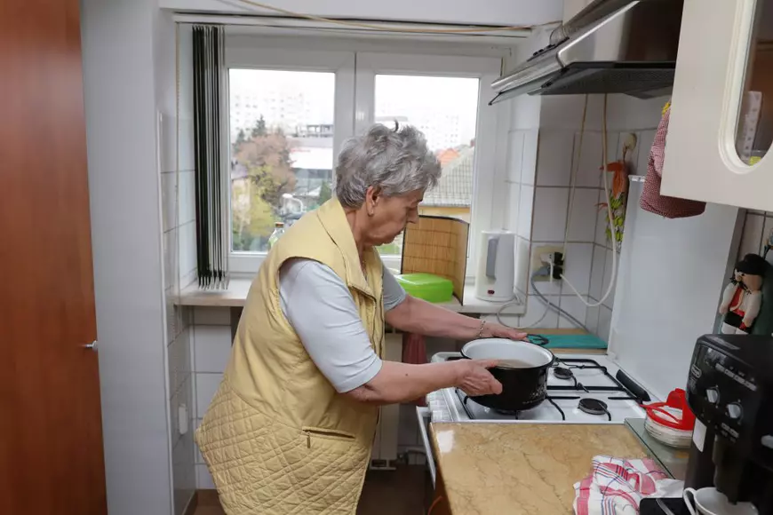 Bucureștenii, înghețați în case. Cum se descurcă oamenii fără apă caldă și căldură: „Oala de 10 litri nu mai dispare de pe aragaz”