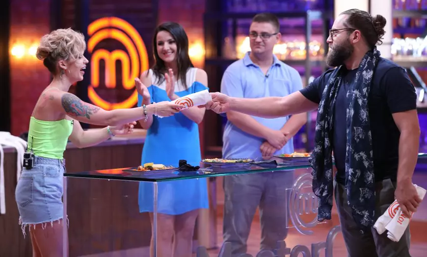 Interviu cu Alina Gologan, câștigătoarea MasterChef - Alina, primind șorțul de la juratul Cosmin Tudoran, la preselecții