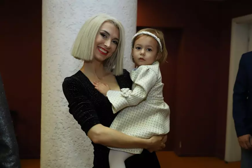 Ipostaze adorabile cu Andreea Bălan și fiica ei! Ella Maya a ridicat premiul pentru emisiunea "Te cunosc de undeva"