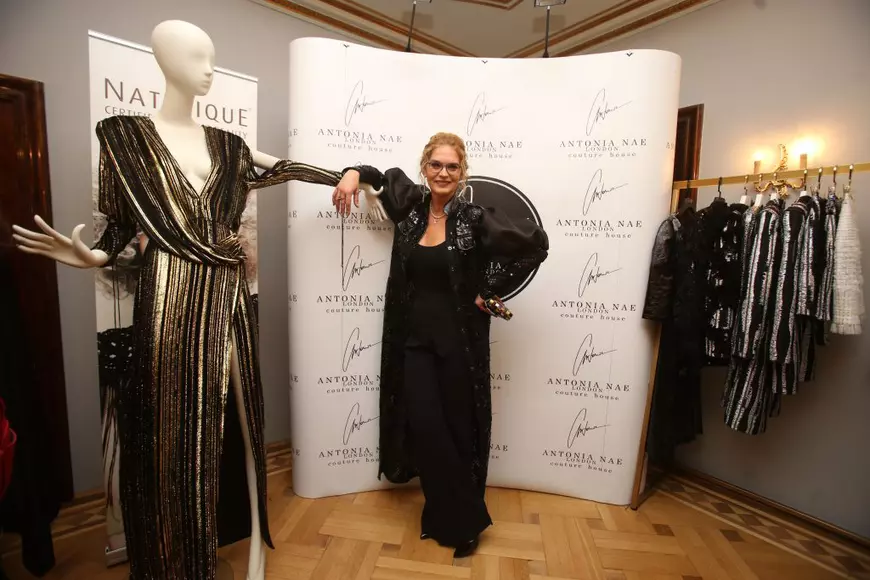 «De ce să ajungem să nu ne mai recunoaștem în oglindă?» Manuela Hărăbor, una dintre cele mai frumoase femei din România, spune nu operațiilor estetice