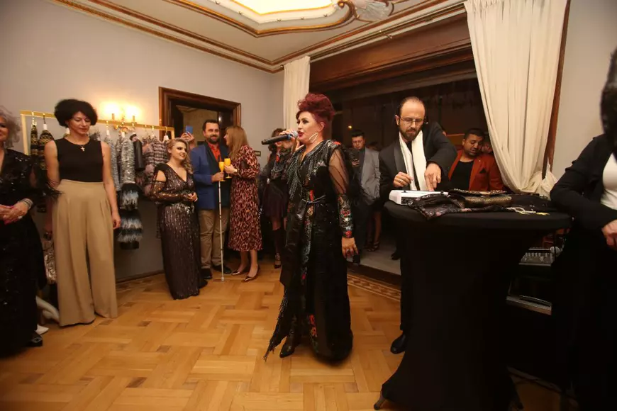 Din pacient a devenit „terapeut”. Rona Hartner s-a vindecat de cancer și începe să susțină conferințe motivaționale pentru bolnavi