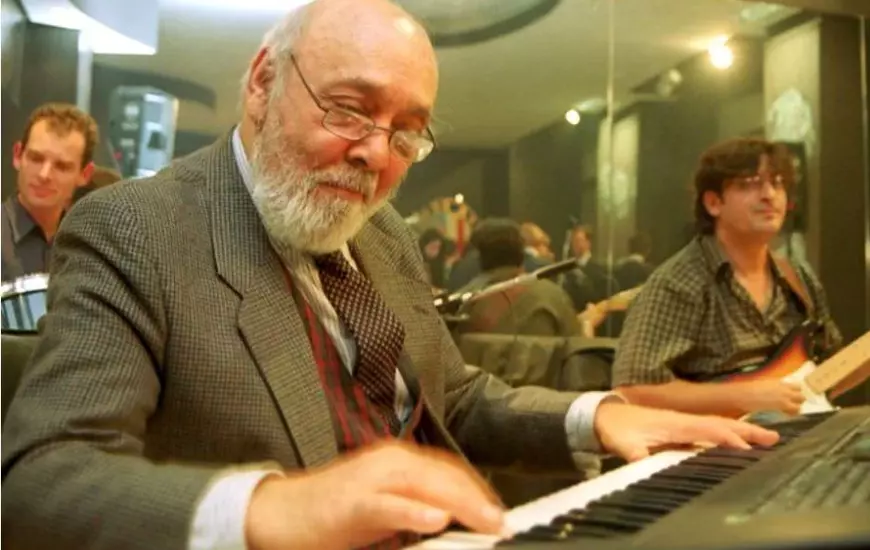 Personalități din România născute de 1 Decembrie - Johnny Raducanu la pian