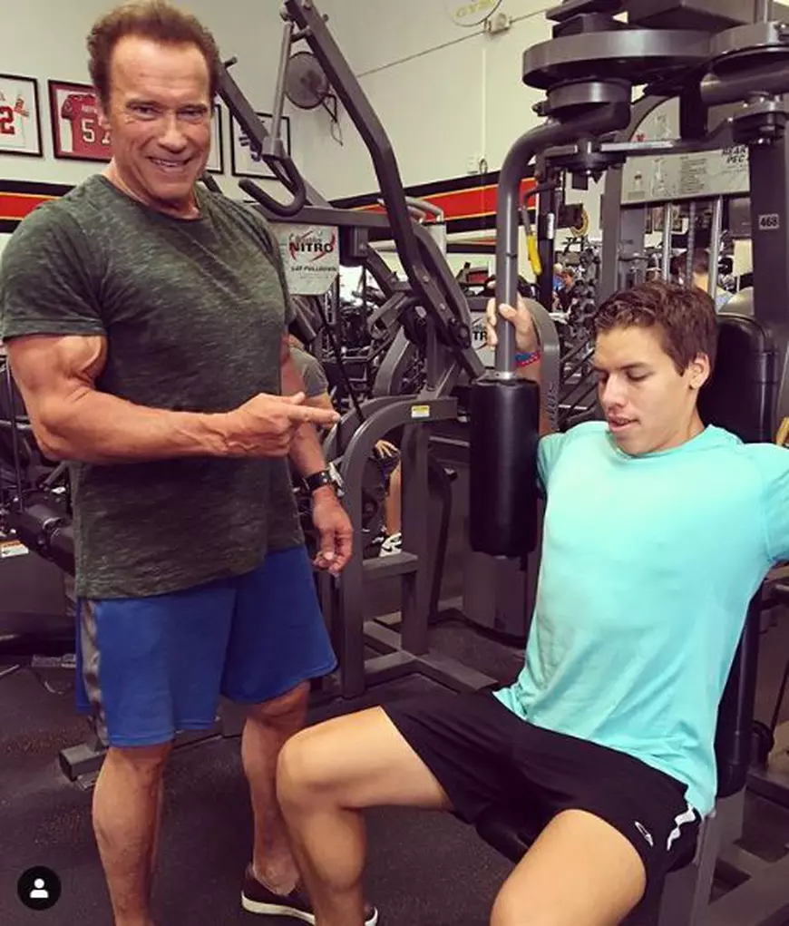 Fiul pe care Arnold Schwarzenegger l-a făcut cu menajera îi calcă pe urme. Plin de mușchi ca tatăl său!