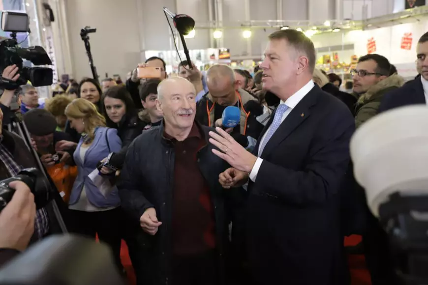 Președintele Klaus Iohannis a vizitat Târgul Gaudeamus. Cu ce mare actor român s-a întâlnit, printre standuri