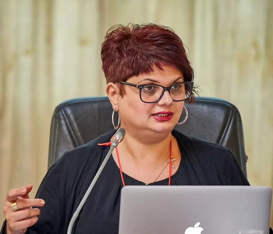 Opinii dure după ce copiilor din Moreni li s-au luat banii de burse: “Este absurd să spui că «ai capacitate de muncă, dar nu ești în stare să gestionezi 100 de lei pe lună»”