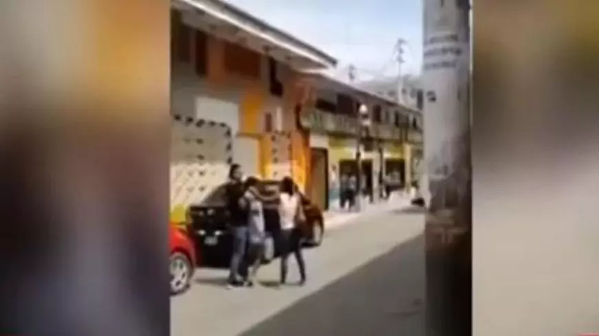 Un bărbat din Peru, luat la bătaie de mama sa pe stradă pentru că și-a înșelat soția