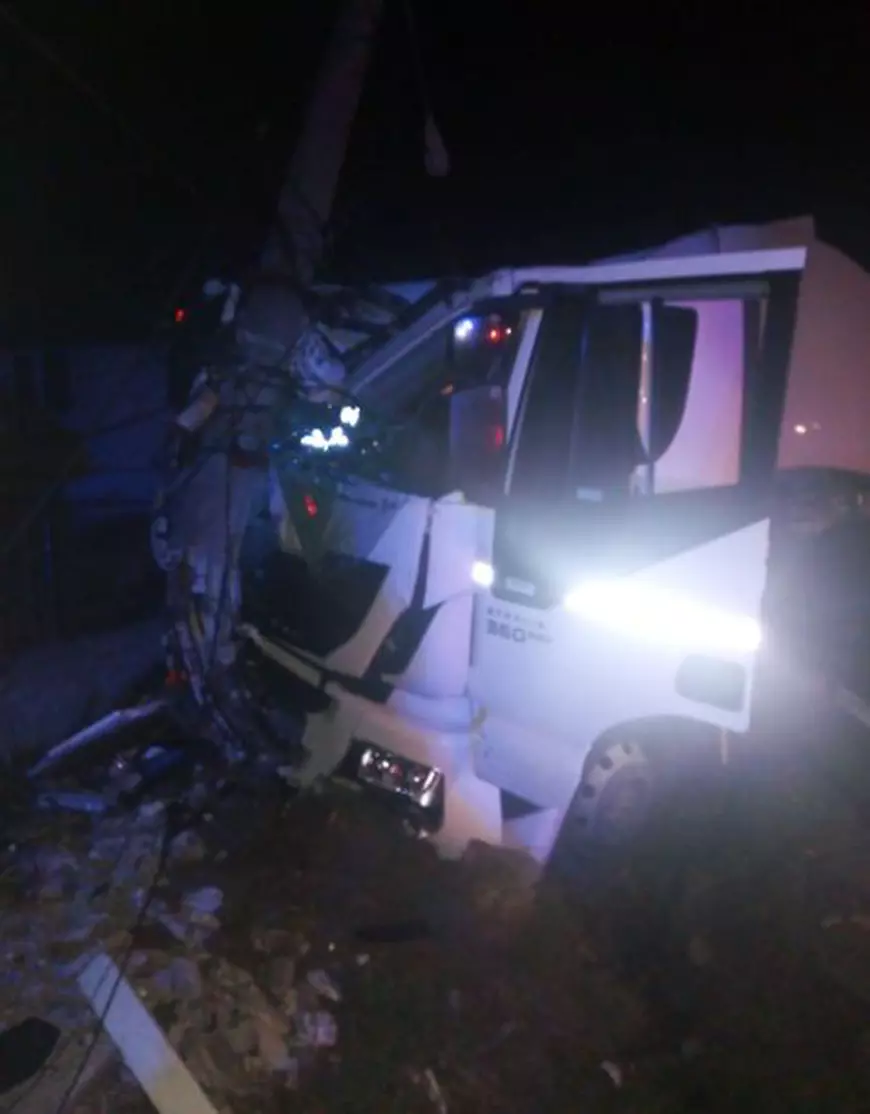 Accident pe DN1. O cisternă plină cu 34 de tone de combustibil a intrat într-un stâlp electric