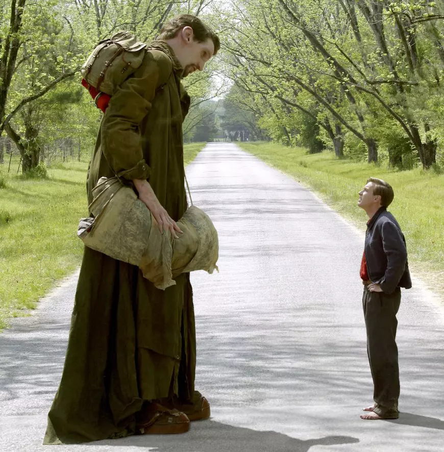 Matthew McGrory, în ”Big Fish”, cu Ewan McGregor