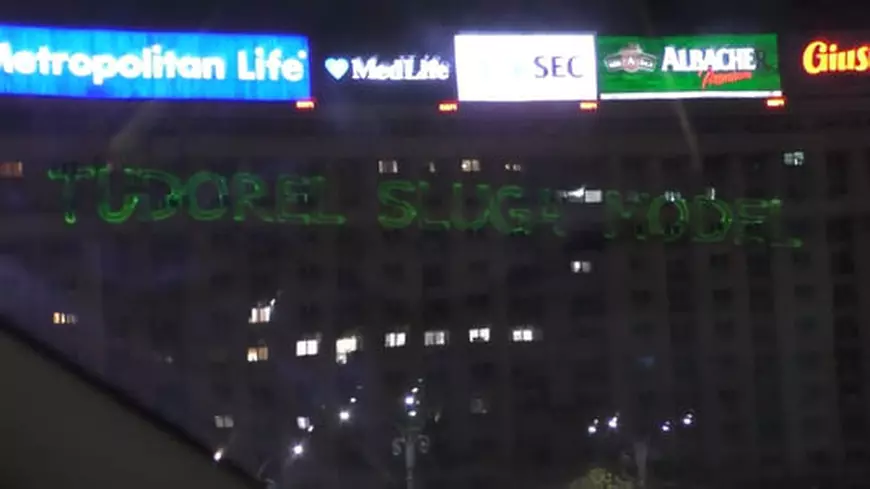 Amenda unui protestatar, anulată de judecători. Motivare: ”Mesajul ”Tudorel, slugă model” se încadrează în limitele libertății de exprimare”