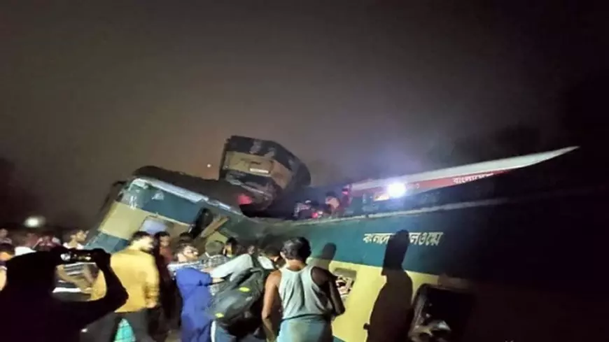 Tragedie pe calea ferată. Cel puţin 15 morţi și 40 de răniți în urma coliziunii a două trenuri