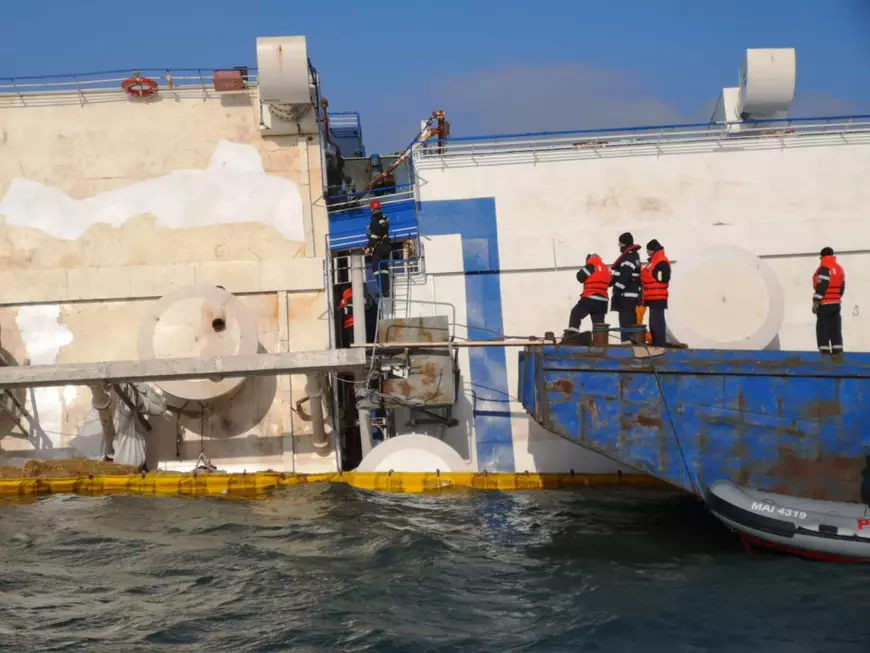 Se fac noi decupaje în nava eșuată în portul Midia, pentru salvarea animalelor