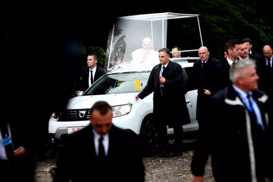 Papa Francisc a primit cadou un Duster modificat special pentru el