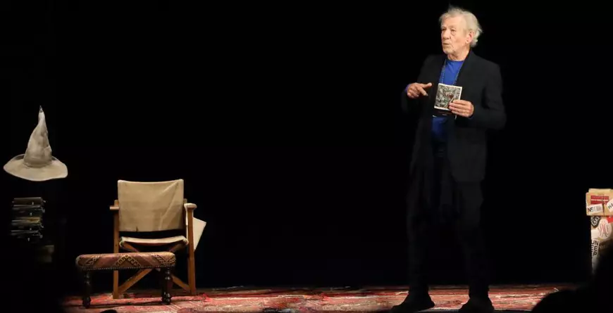 Marele actor, pe scenă, în spectacolul “Ian McKellen on stage”, un one-man-show regizat de Sean Mathias