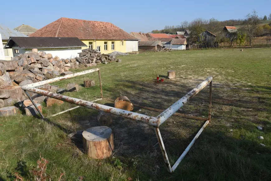 Două tragedii la indigo pe terenul școlilor din Bihor și nici o măsură de siguranță. Copiii sunt de vină!