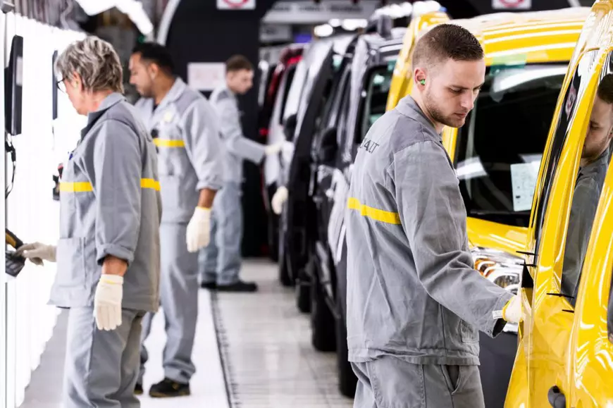 Presa franceză, despre angajările de la Renault: Grupul se bazează prea mult pe muncitori temporari și prestatori, care pleacă la constructori rivali când se termină proiectele