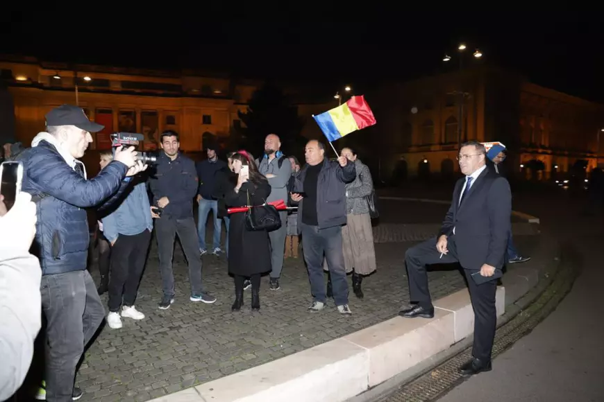 Mesajele afișate de protestatari, în timpul dezbaterii lui Klaus Iohannis