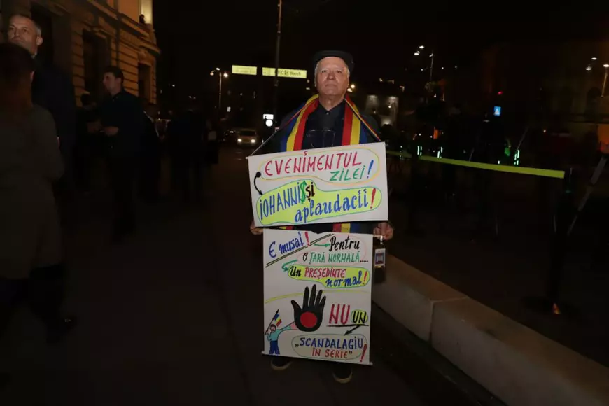 Bărbatul a protestat în fața Bibliotecii Centrale Universitare, în timpul dezbaterii lui Klaus Iohannis
