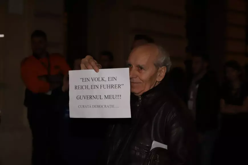 Mesajul scris în limba germană se traduce „un popor, un regat, un conducător” și este unul dintre sloganurile folosite de Partidul Nazist din Germania