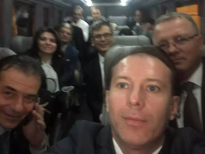 Guvernul Orban, selfie în drum spre Cotroceni. Ceremonia s-a încheiat cu șampanie, pentru prima oară de la învestirea Guvernului Cioloș