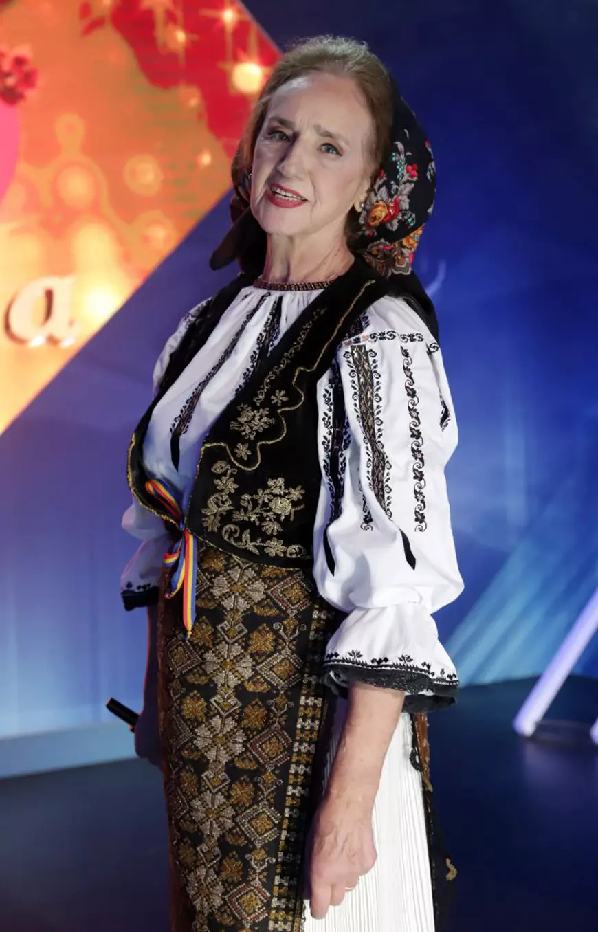 Cum a fost descoperit talentul cântăreței de muzică populară Sofia Vicoveanca. O mătușă a auzit-o cântând în timp ce se afla la muncile câmpului