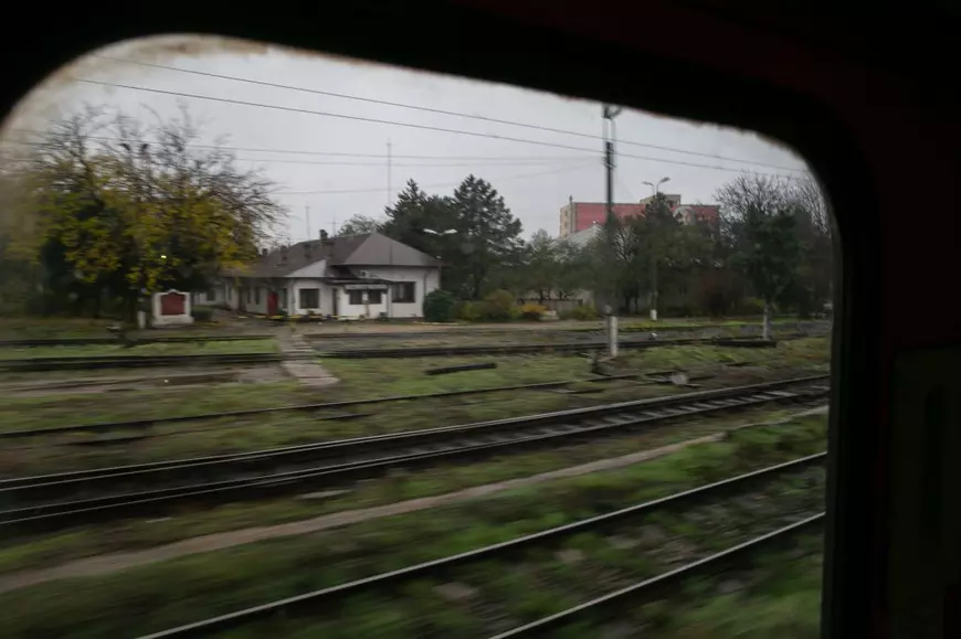 10 ore în 5 minute. De la București la Timișoara, cu trenul, în zi de alegeri. Între „Am votat cu cine mi-a mărit pensia” și „Acum abia scăpăm de comuniști”