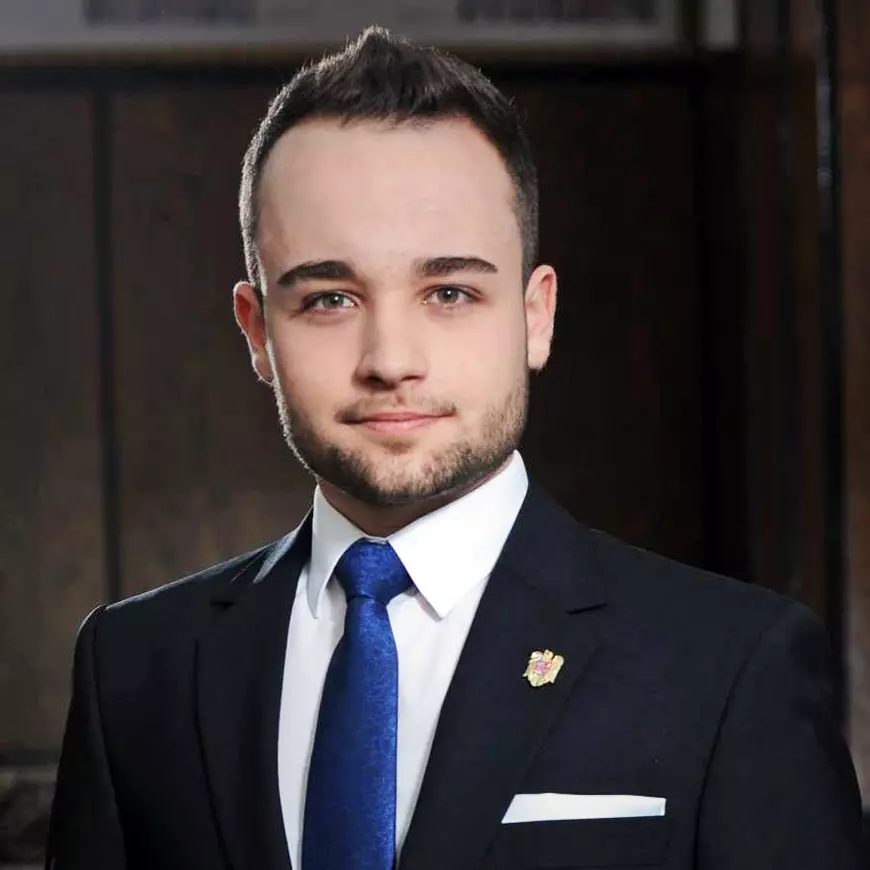 Opinii dure după ce copiilor din Moreni li s-au luat banii de burse: “Este absurd să spui că «ai capacitate de muncă, dar nu ești în stare să gestionezi 100 de lei pe lună»”