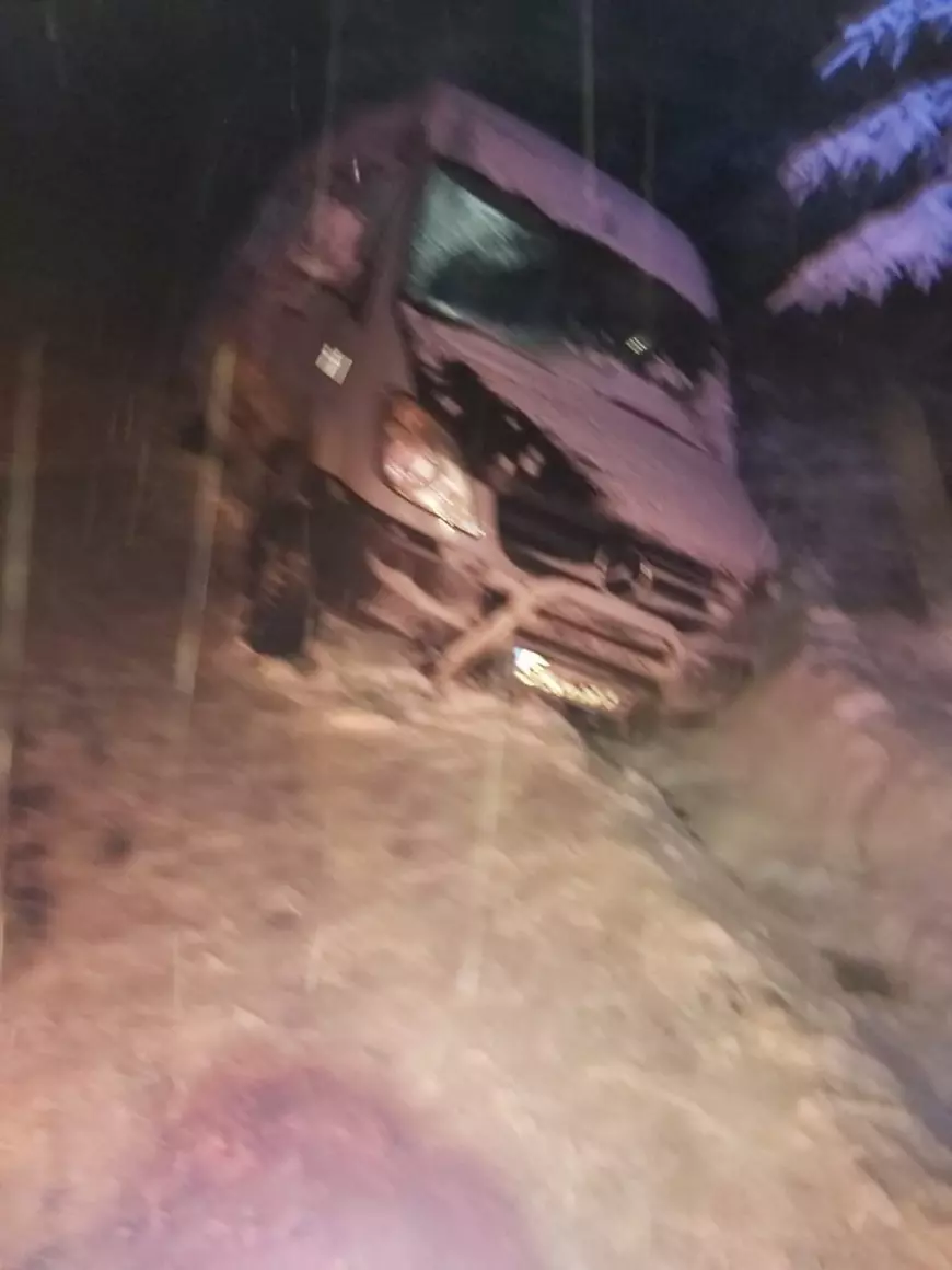 Microbuz cu sportivi, răsturnat în zona de munte a județului Vrancea. În zonă ninge abundent