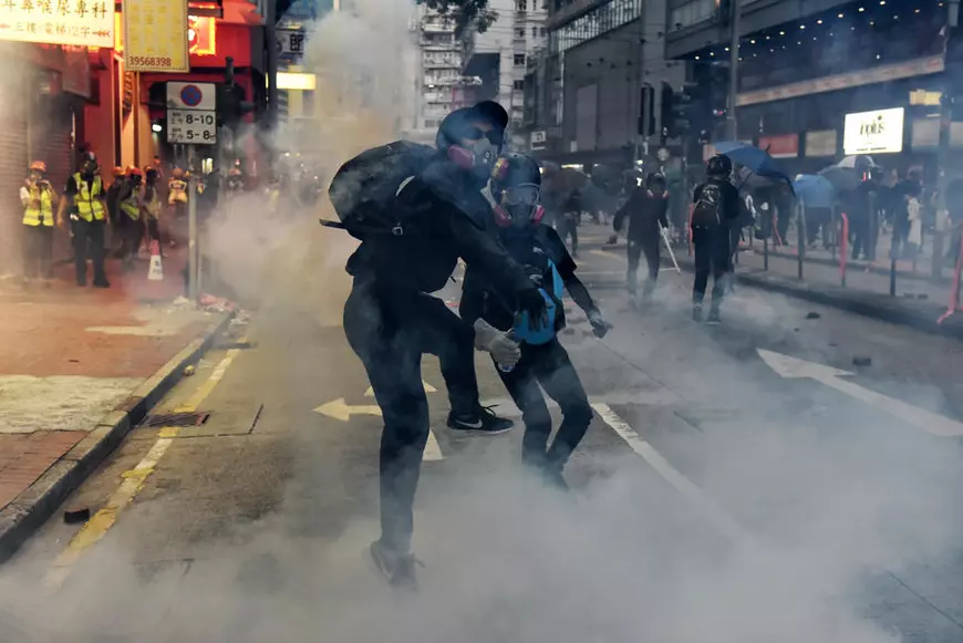 Noi proteste în Hong Kong. Poliția a dat cu gaze lacrimogene după ce manifestanții au atacat sediul agenției naționale de știri a Chinei