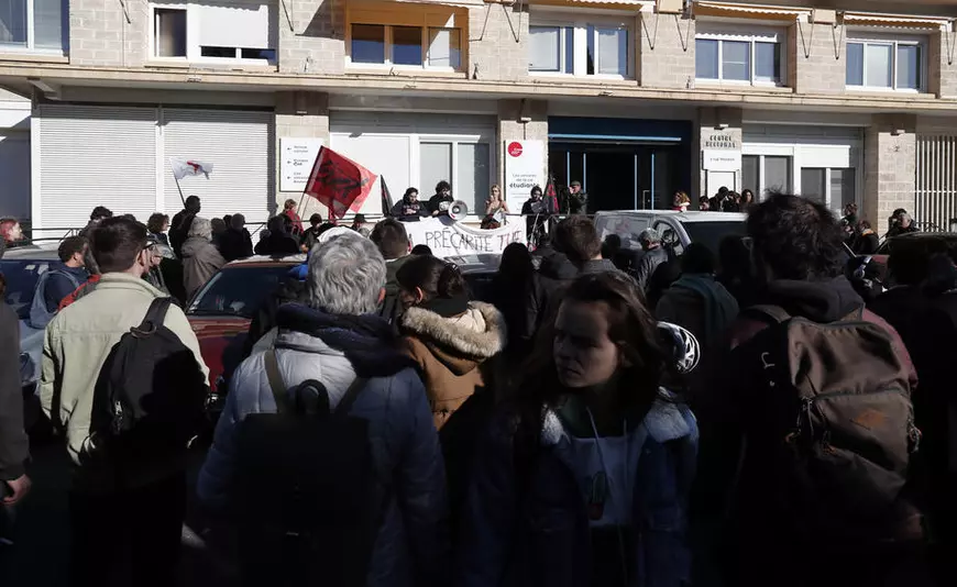 Studenții din Franța au ieșit în stradă, după ce un coleg de-al lor și-a dat foc din cauza sărăciei