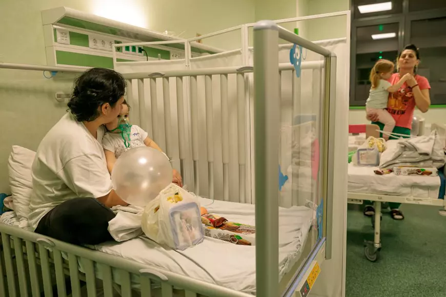 Surpriza pe care un taximetrist a făcut-o copiilor care își petrec Crăciunul în spital