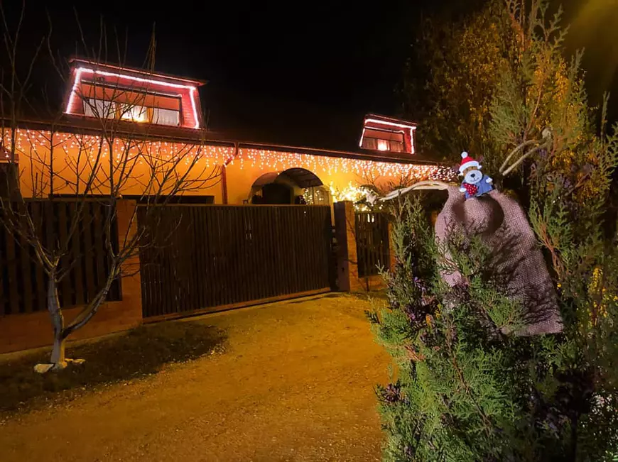 Săculeții misterioși, un obicei devenit tradiție de Crăciun într-o localitate din Brașov. Cine îi găsește trebuie să dăruiască mai departe vecinilor