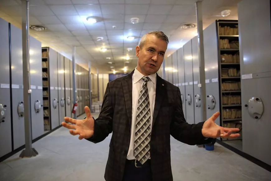 20 de ani de când arhivele Securității nu mai sunt secrete: jumătate de milion de turnători, un milion de urmăriți. ”Copii de 15-16 ani scriau și semnau note informative”